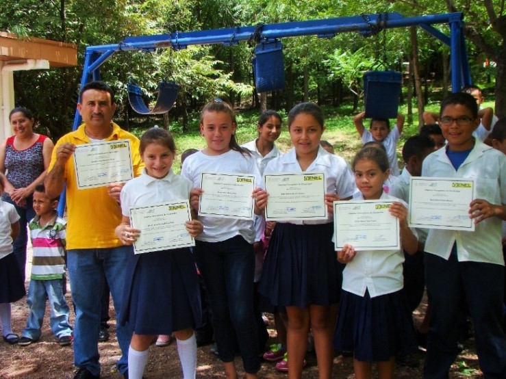 Entregan reconocimientos académicos a niños y docentes de la escuela Carlos Fonseca Amador