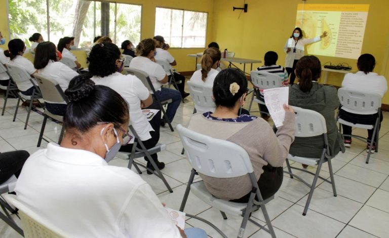 Trabajadores de ENEL participan en charlas y chequeos para prevenir el cáncer de mama