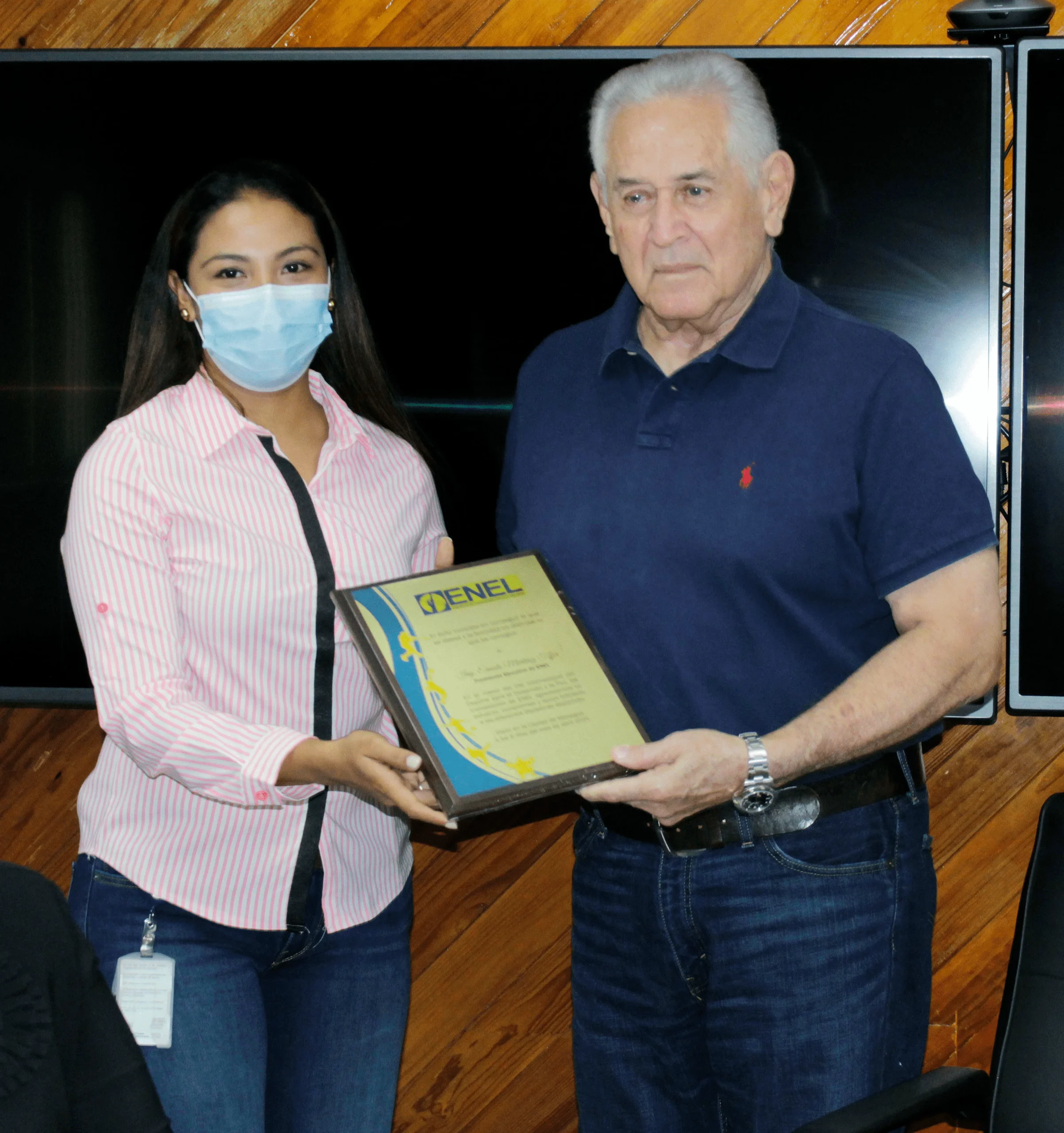 Lee más sobre el artículo Entregan placa de reconocimiento al Presidente Ejecutivo de ENEL por apoyar el Deporte