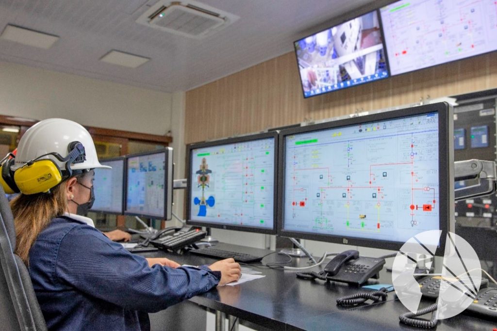 Operarios monitoreando mediante el Sistema SCADA desde la Sala de Controles,  Central Hidroeléctrica Centro América.