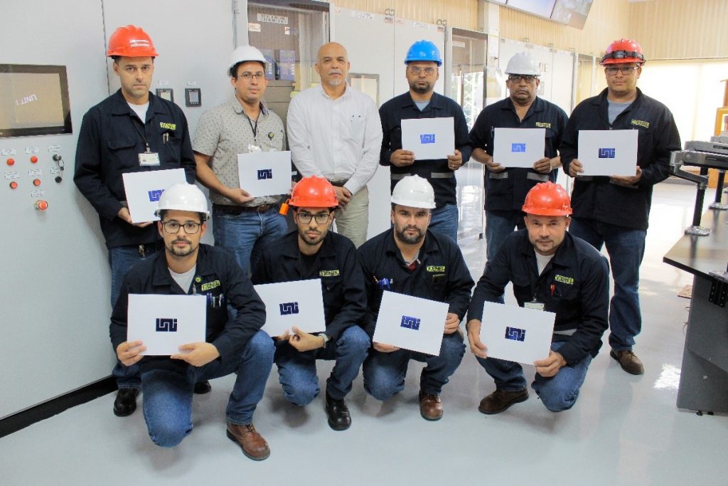 Servidores Públicos de la Central Hidroeléctrica Centro América con sus certificados.