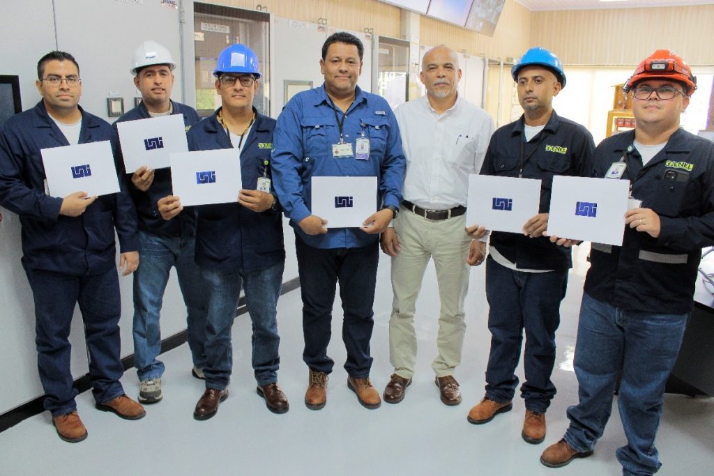 Servidores Públicos de la Central Hidroeléctrica Carlos Fonseca con sus certificados