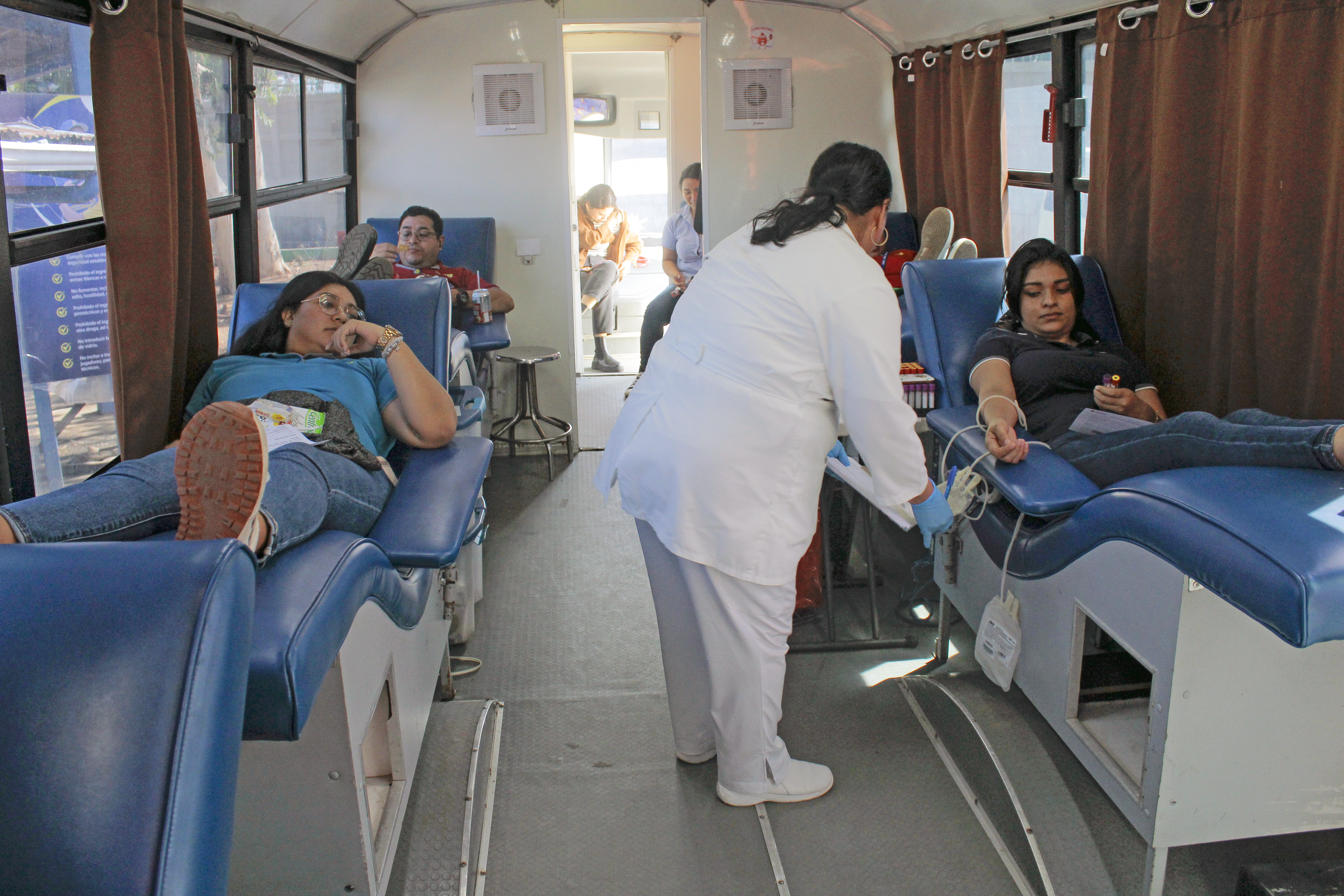 Servidores públicos durante la donación voluntaria de sangre