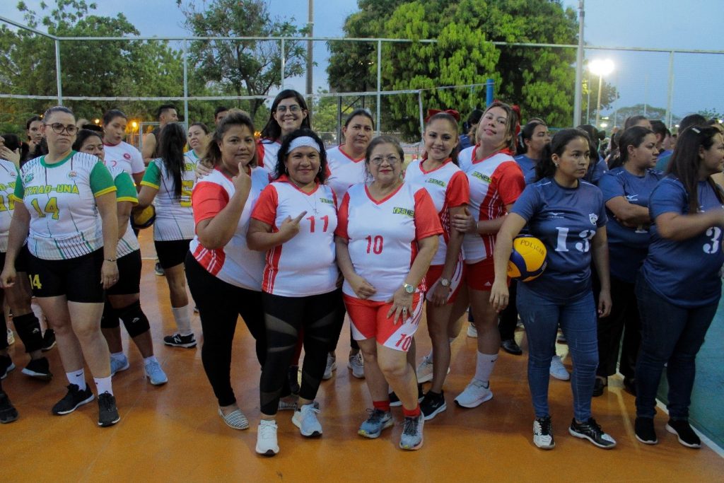 Servidoras públicas de ENEL durante acto de Inauguración del la XIV Edición de la Liga de Voleibol Interinstitucional Femenino. 


