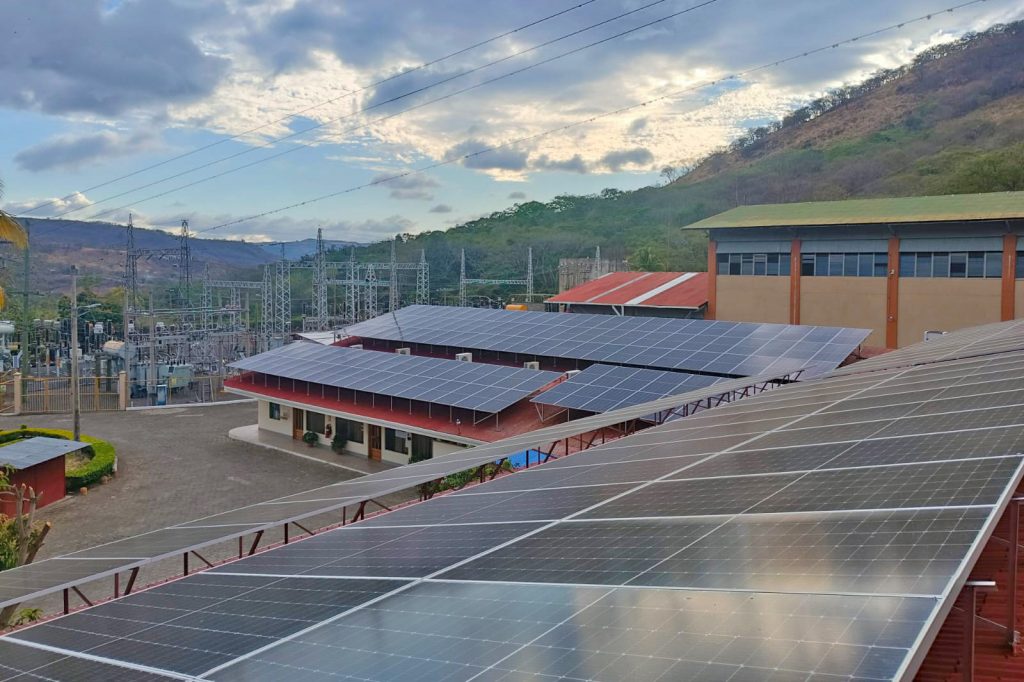 Instalación de Sistema Fotovoltaico en la Central Hidroeléctrica Centro América.