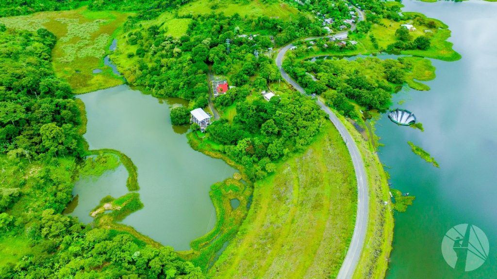 De izquierda a derecha: Vista panorámica de los Embalses Asturias, vertedero Mornig Glory y Embalse Apanás.