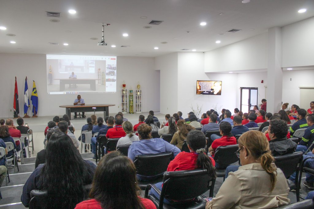 Servidores Públicos de ENEL participan en conversatorio sobre Rubén Darío.