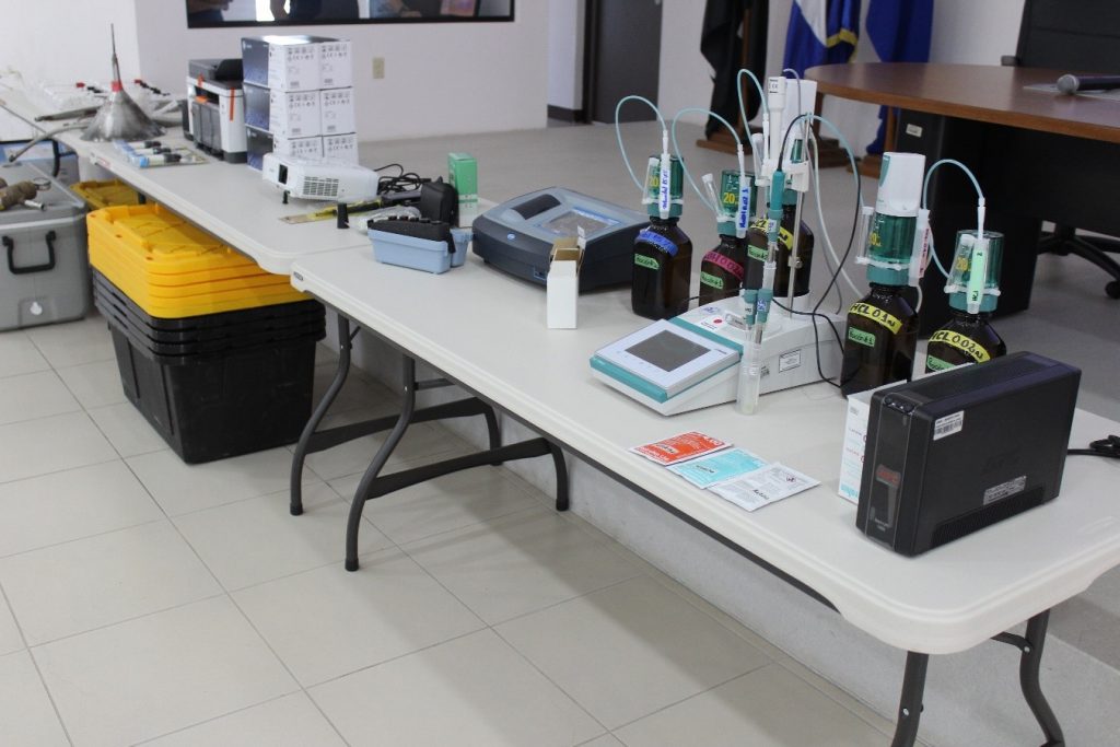 Equipos de laboratorio y oficina donados por el JICA.