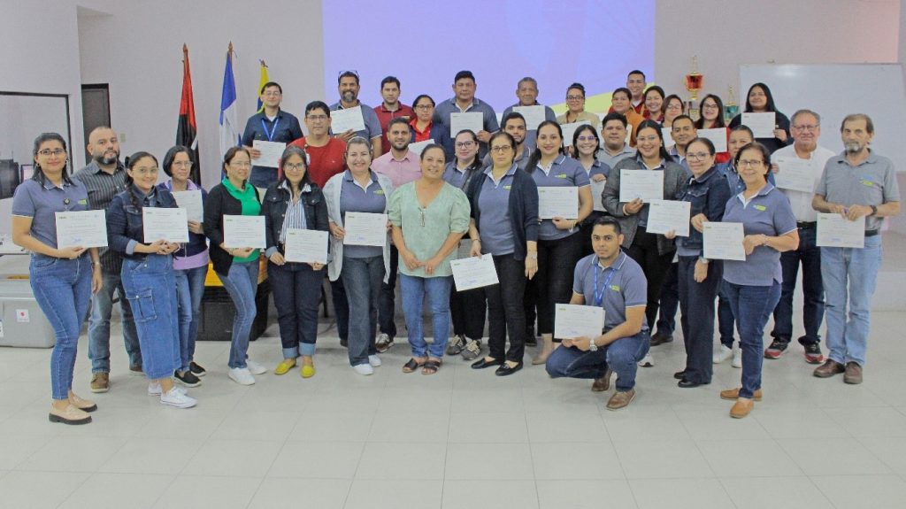 Servidores Públicos de ENEL con sus certificados por participar en los Seminarios desarrollados por el Laboratorio de Geoquímica de la Dirección de Estudios Geotérmicos.