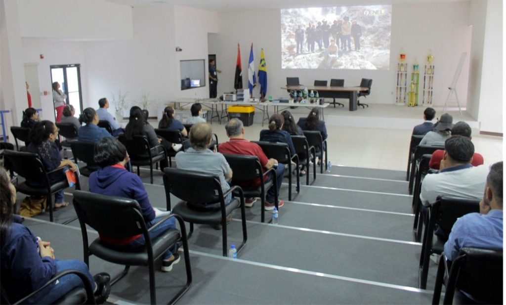 Presentación de video demostrativo sobre el muestreo de gases geotérmicos en la Azufrera del Sistema Geotérmico Momotombo. 