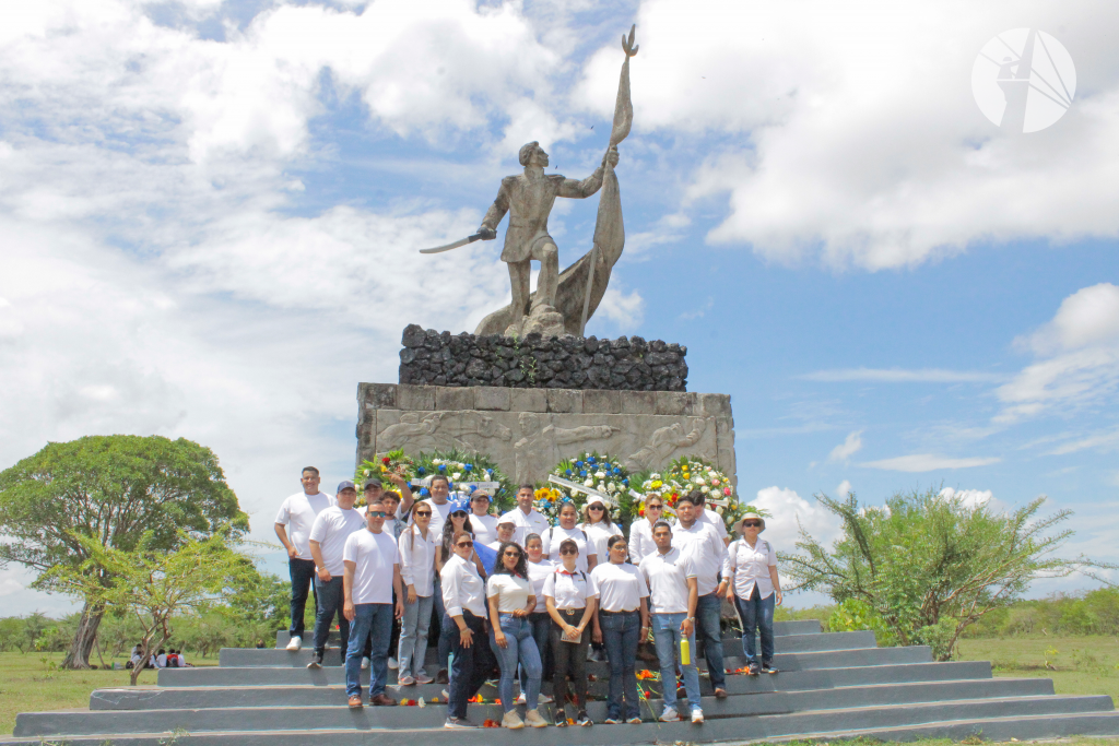 Servidores públicos de ENEL depositan ofrenda floral en Monumento al Gral. José Dolores Estrada en la Casa Hacienda San Jacinto.