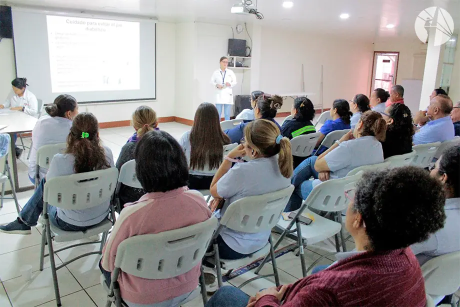Servidores públicos de ENEL participan en charla sobre dieta para pacientes crónicos y cuidado del pie diabético.