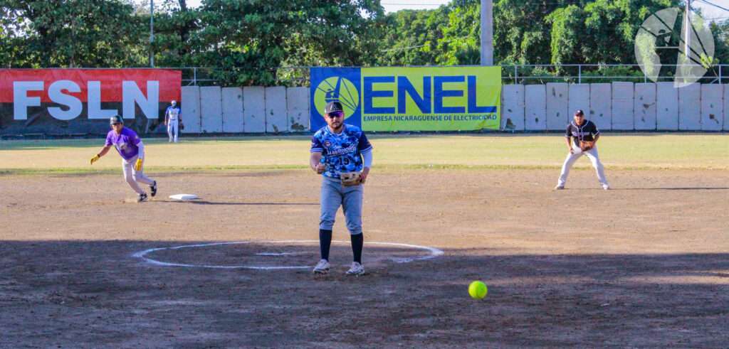 Equipo de ENEL durante el encuentro inaugural en el Estadio de ENEL Central.