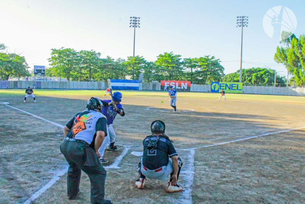 Juego inaugural entre los equipos de ENEL y Empremar.   