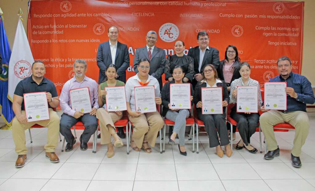 Parte de los servidores públicos de ENEL que culminaron el Diplomado en Administración y Normativas de Contrataciones del Estado, orientado al fortalecimiento de sus competencias profesionales.
