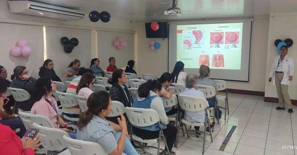 Servidoras públicas de ENEL participan en charla preventiva del cáncer cervicouterino.